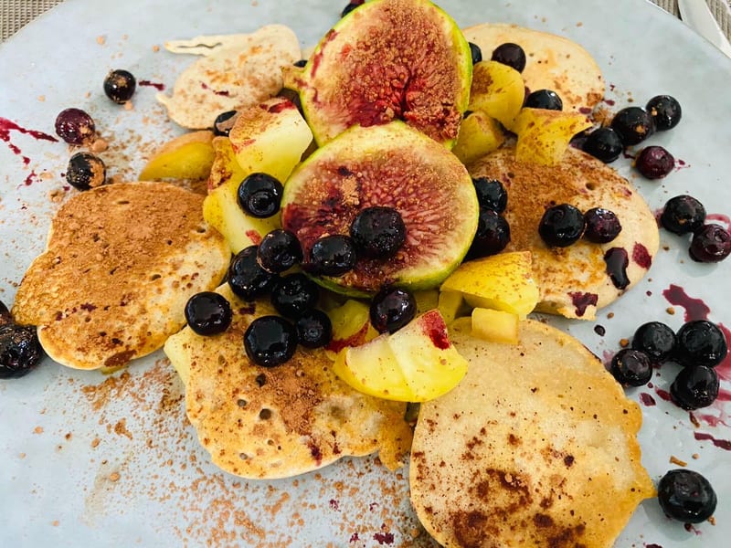 Small pancakes with sliced fruit, figs and blueberries
